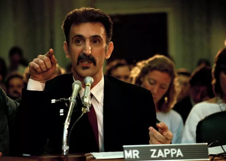 Frank Zappa：「因為少數歌詞而侵犯所有的創作者與表演者。女士們，你們膽敢如此？」攝：Mark Weiss。