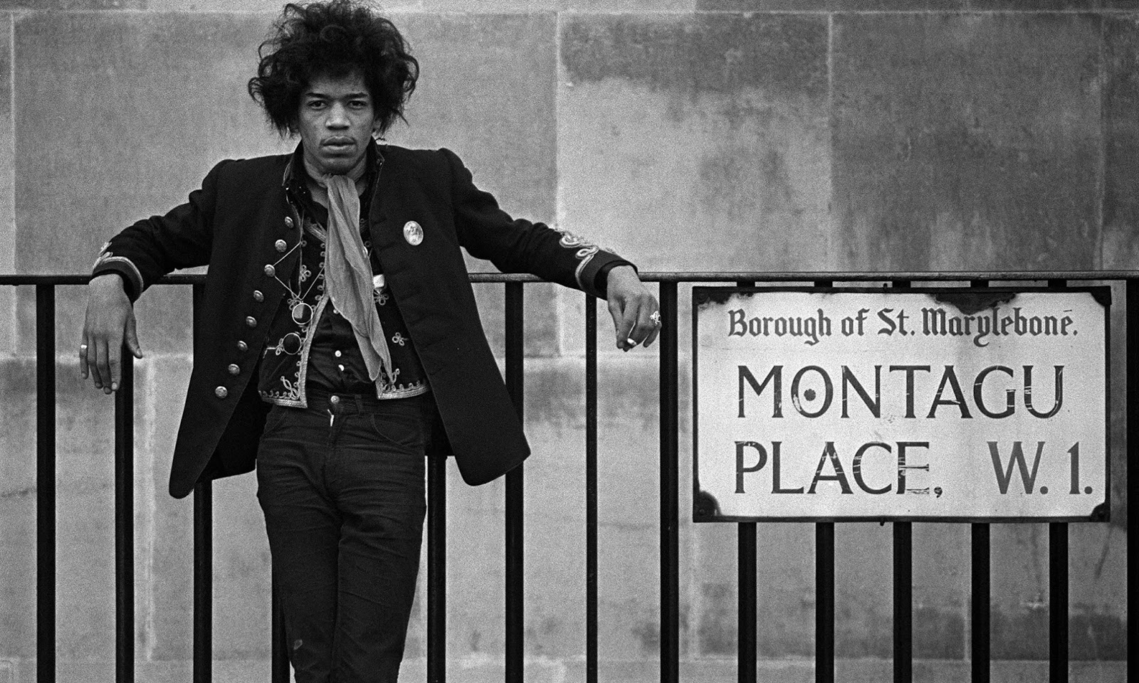 1967 年 Jimi Hendrix 攝於倫敦。攝影：David Magnus/Rex Features。