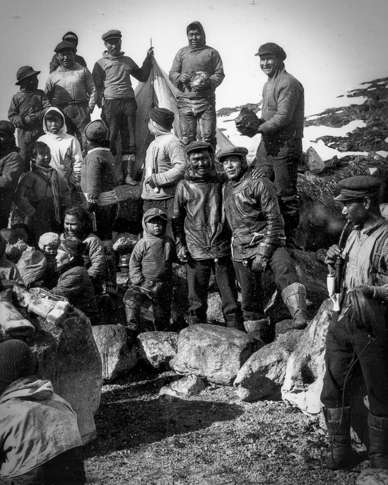 康蓋克是歷史悠久的漁村，最終在1973年被政府遺棄。圖為1920年代居民聚集在一起照相。