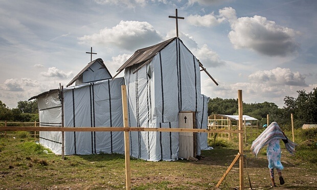 法國加萊難民營臨時搭建的紙板教堂。