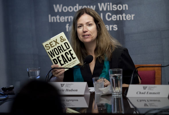 哈德森認為21世紀面臨的主要挑戰，是消除世界對女性的暴力行為和不平等待遇，進而為整個世界帶來更安全和穩定的局勢。