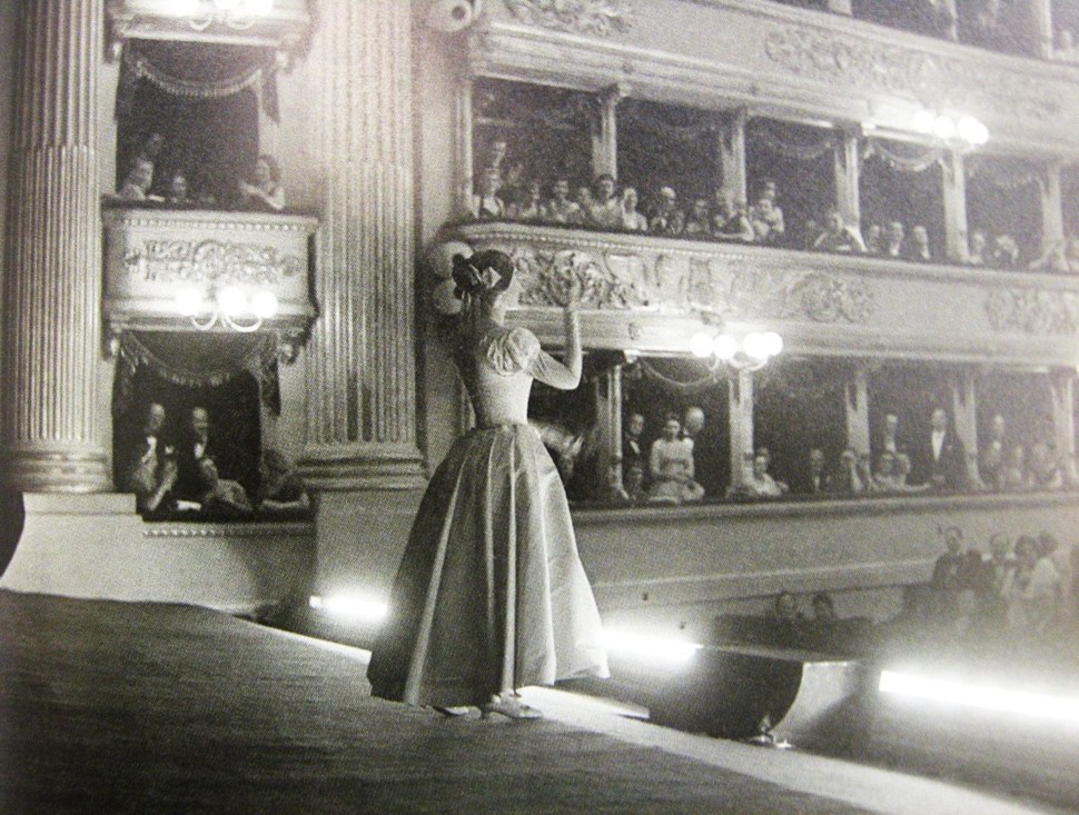 卡拉絲在米蘭的斯卡拉大劇院演出貝里尼歌劇《夢遊女》（La Sonnambula），攝於1955年左右。