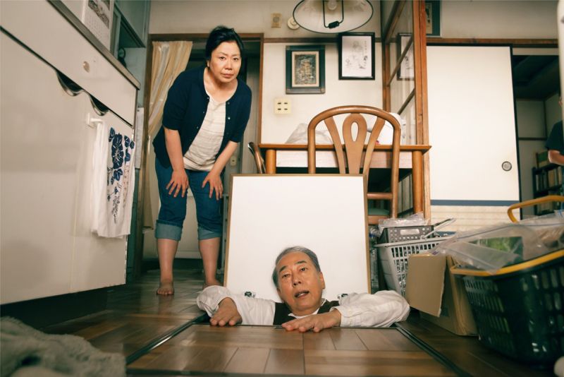 日本名導阪本順治自《顏》之後，再次與老牌演員藤山直美合作：講述一則圍繞在日本國宅內離奇卻妙趣橫生的故事。