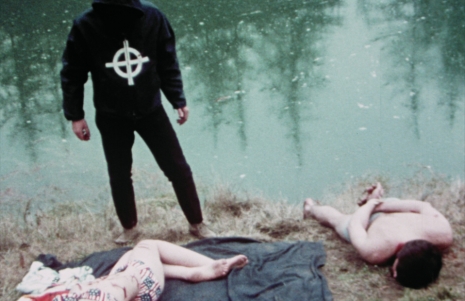 電影重現黃道帶殺手在伯耶薩湖邊刺殺一男一女的場景。