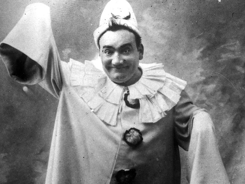 卡羅素在《丑角》裡飾演小丑的照片。