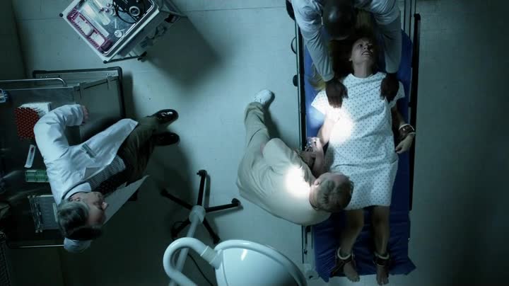 《國土安全​》中​主角凱莉精神崩潰，被送醫上束縛。​