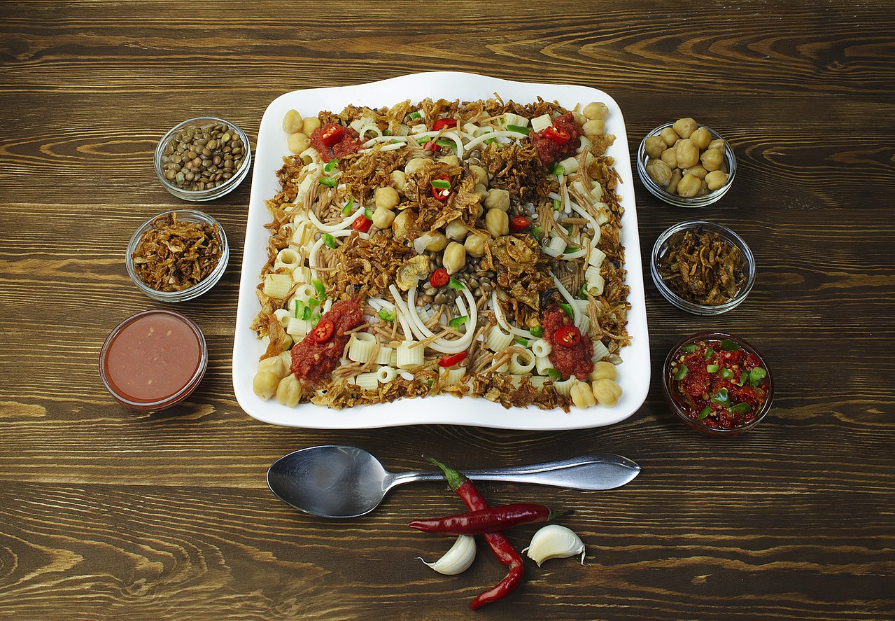 混合米飯、通心粉和扁豆的埃及傳統菜餚「Kushari」，埃及的基準餐價格為9.09美元。