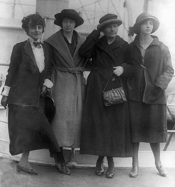 1921年居禮夫人造訪美國募資。由左至右分別為：瑪麗‧梅洛妮、伊雷娜、居禮夫人、伊芙。