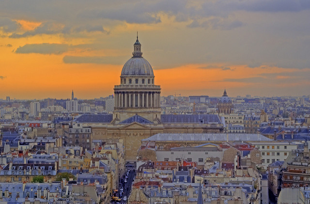 巴黎的先賢祠紀念著巴黎大革命之後對法國社會有貢獻的偉人們，除了科學家、革命鬥士外，其中更能看到許多文人。