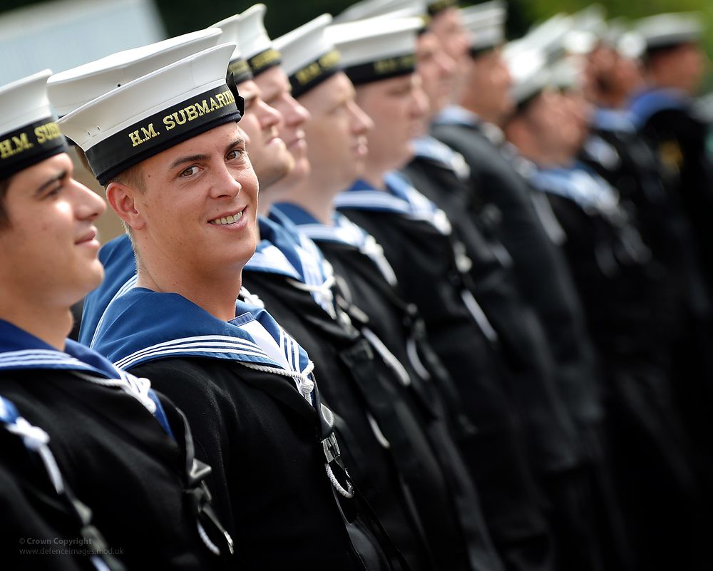 海軍的深藍色制服現在無所不在且理所當然，但採用深藍色的理由並非人們所推測的「天空和海洋」顏色。