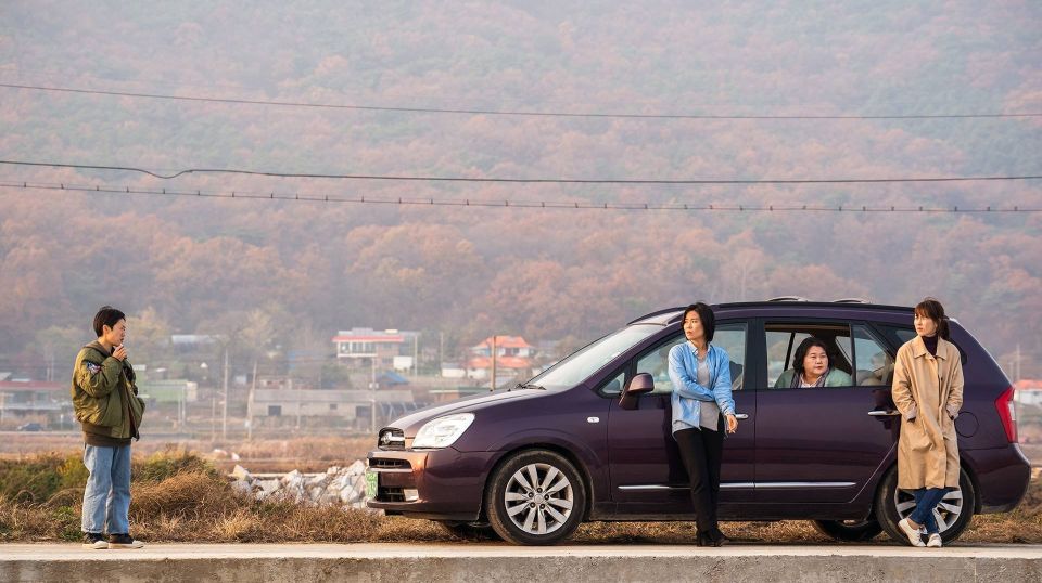 《別有墓地》是標準的家庭主題南韓電影，但加上了公路電影元素。