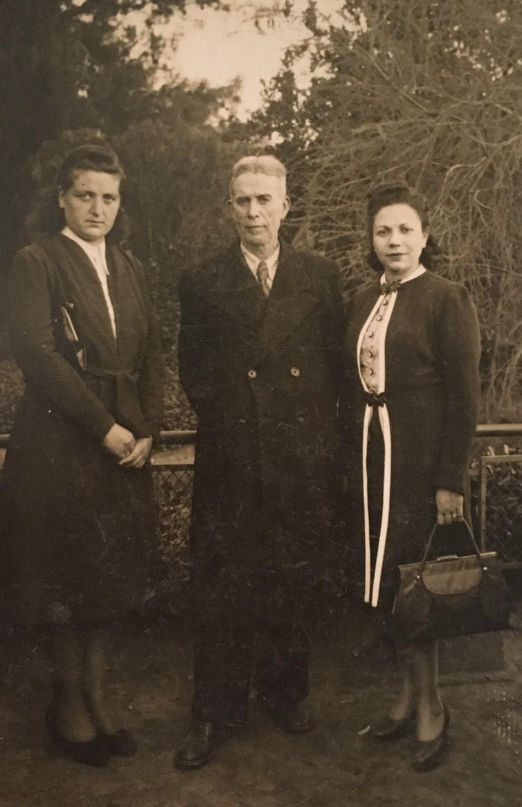 維多‧哈森的妻子蕾吉娜（左）、他的父親阿隆‧哈森（Aron Hasson，中）與姊妹茱莉（右）。圖為Sarah Abrevaya Stein提供。