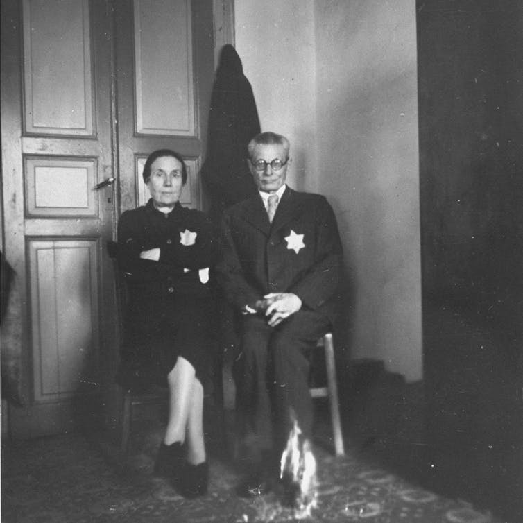 配戴「黃星」的希臘猶太夫婦在塞薩洛尼基的公寓裡合影。攝於1942年或1943年。
