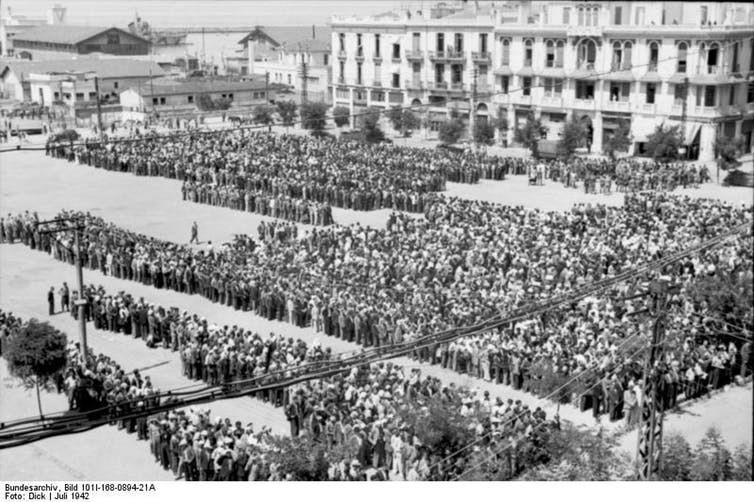 1942年7月，約7000名猶太男性在德國佔領的塞薩洛尼基自由廣場，集合登記強迫勞動。