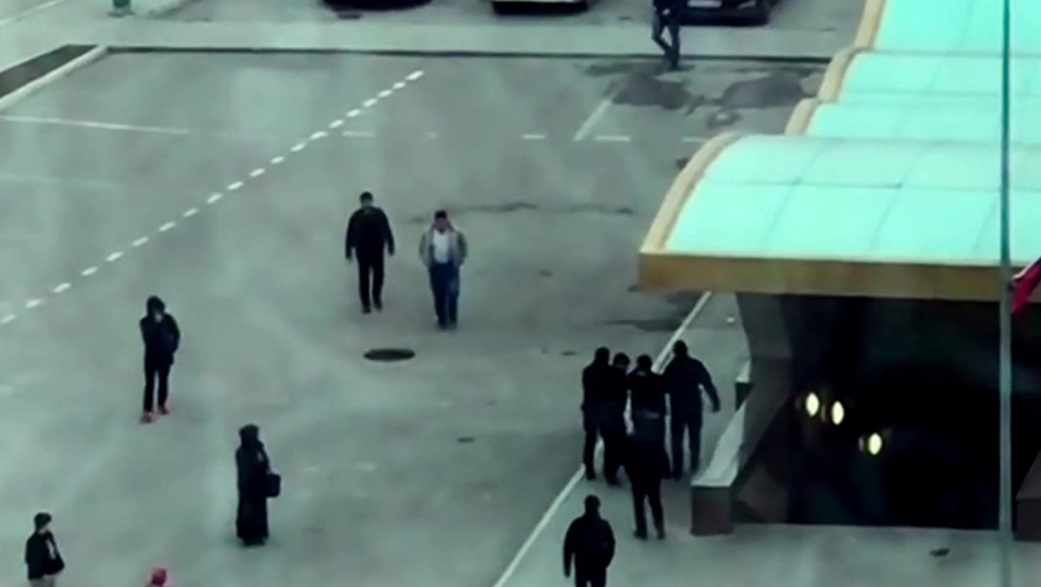 人權組織出示車臣同志在光天化日之下被帶走的錄影片段。