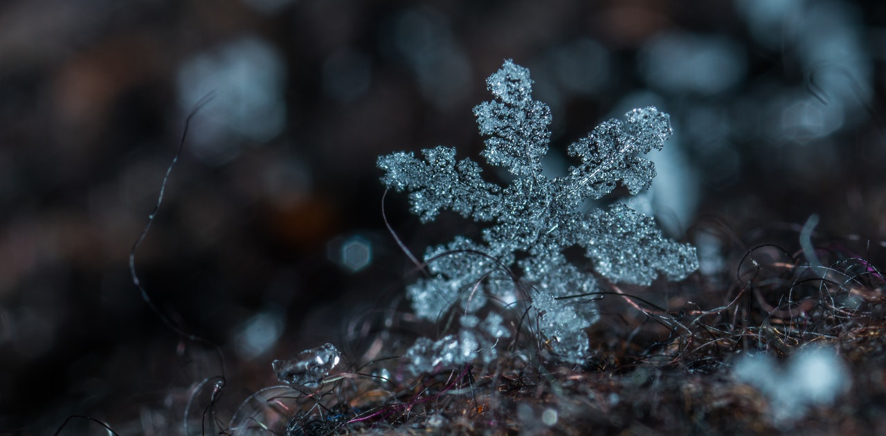 不同的雪花形狀在不同的溫度和濕度下形成，但確切原因始終是個謎。