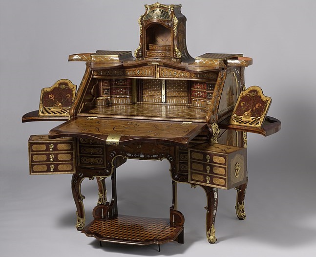 倫琴設計的豪華寫字桌，約於1760年製成。