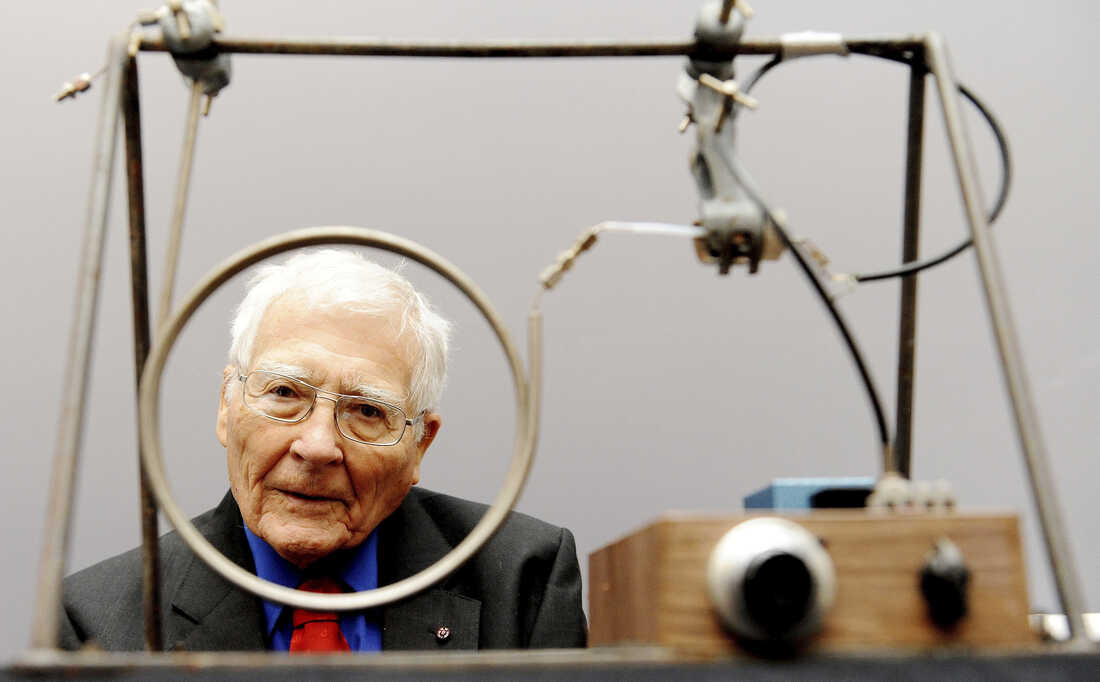 科學家和發明家詹姆士‧洛夫洛克（James Lovelock）於2022年7月26日在家人陪伴下高壽過世，這天正好也是他的103歲生日。圖：Nicholas.T.Ansell/AP。