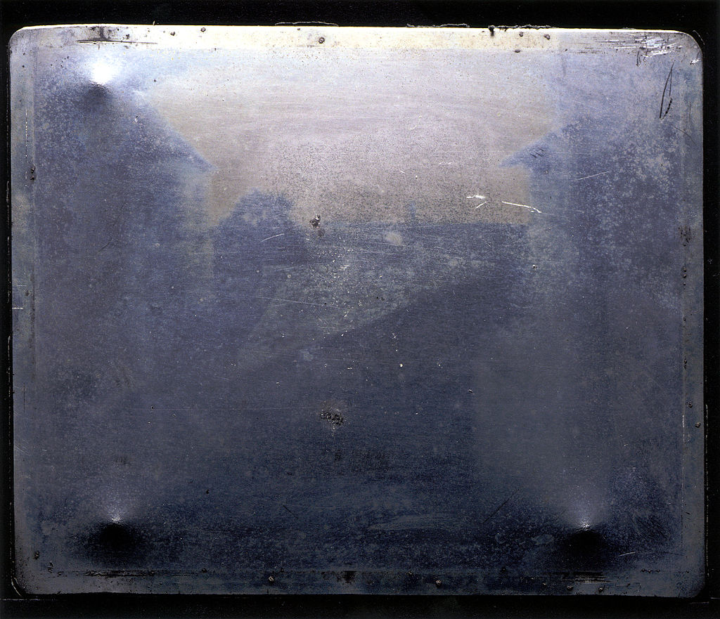 涅普斯的錫盤照片〈Point de vue du Gras〉，攝於1826年。