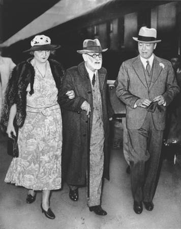 1938 年 6 月，「救援隊」成員瑪麗‧波拿巴和威廉‧布列特在巴黎陪同佛洛伊德（中），準備前往倫敦避難。
