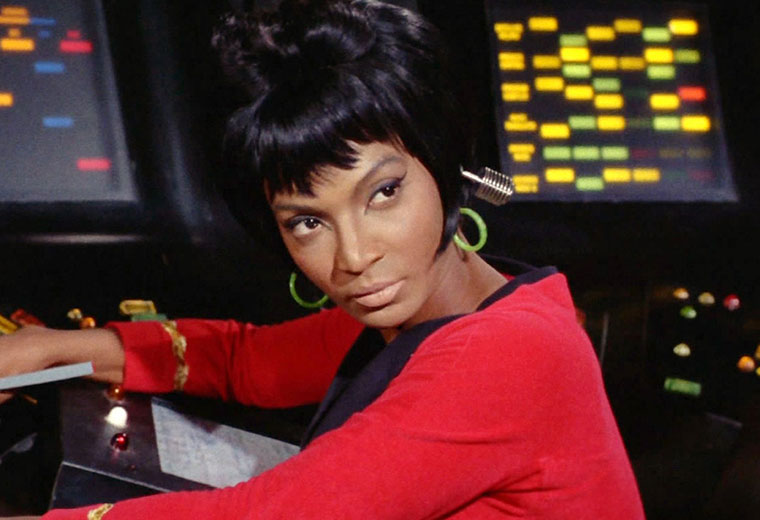 妮雪兒‧尼科斯（Nichelle Nichols）是星艦系列中第一批黑人女性；《星艦迷航記》也是美國電視史上第一部黑人女演員、亞洲演員和外星角色能跟白人主要演員平起平坐的電視劇。