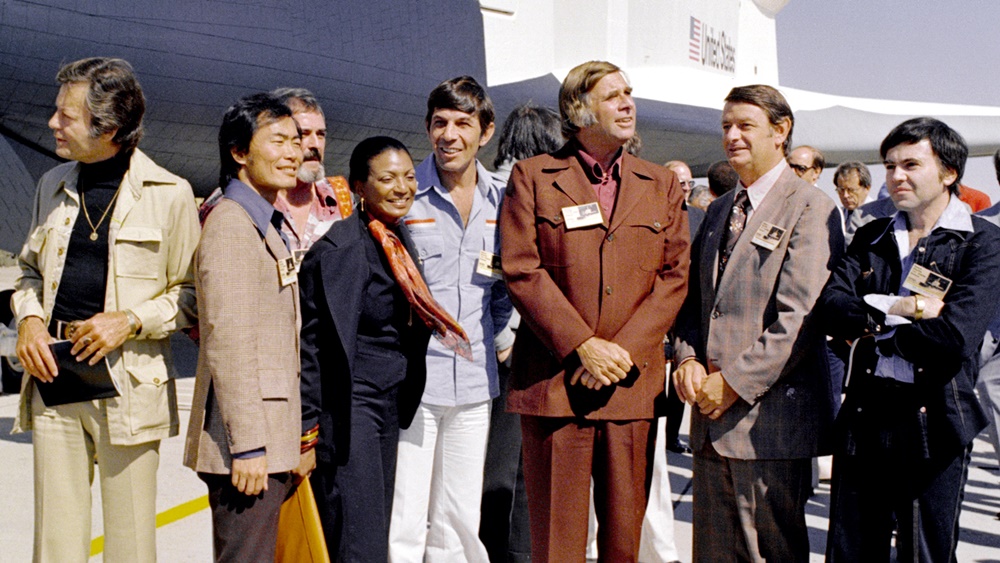 1976 年，《星艦迷航記》的大部分演員受邀參觀以劇中企業號為名的「企業號太空梭」。