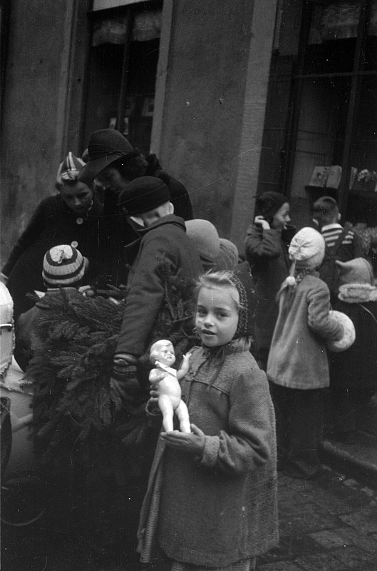 1945 年，帶著洋娃娃的德國小女孩。