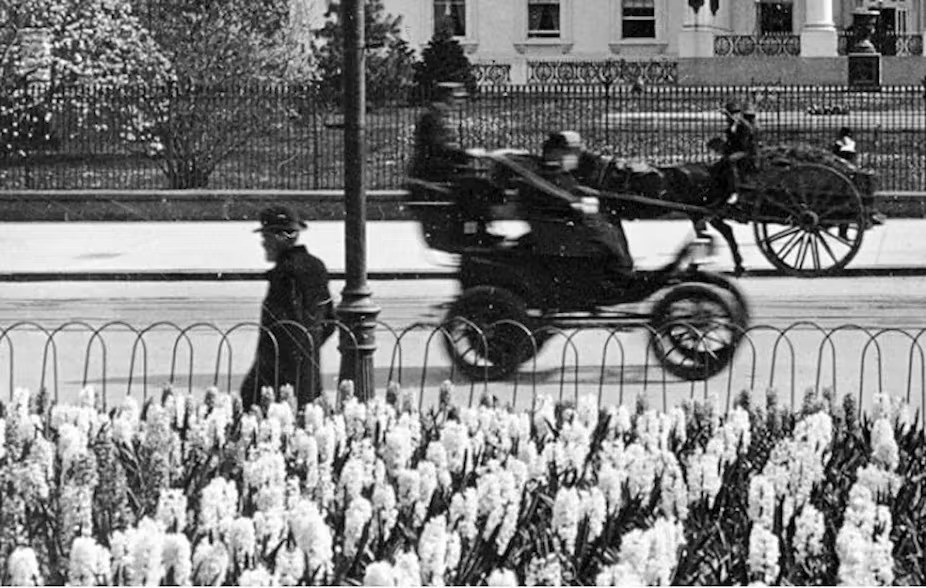 1905年，一輛電動計程車駛過華盛頓特區的白宮。