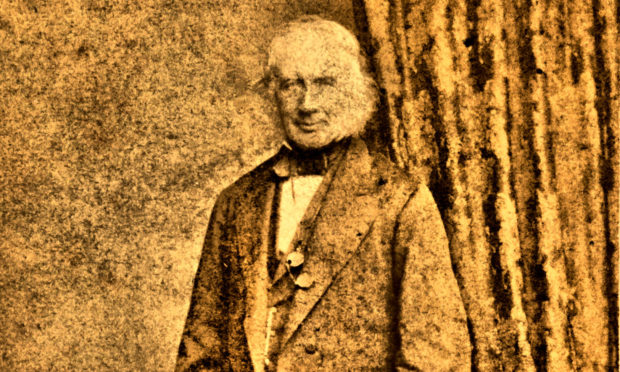 羅伯特‧大衛森（Robert Davidson）於1837年在蘇格蘭製造了第一輛實用的電動汽車。