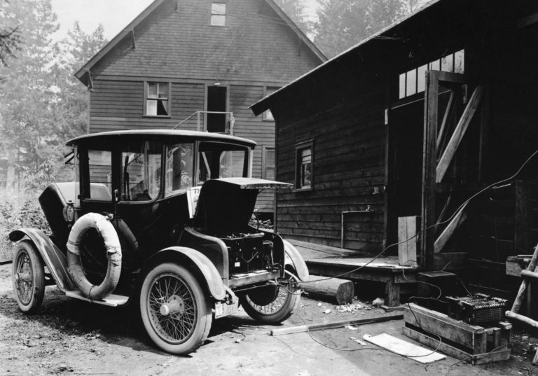 底特律電動車（Detroit Electric）是1910年末期和1920年代初期的主流電動車款，就連亨利‧福特的妻子克拉拉直到1930年以前也是開它。