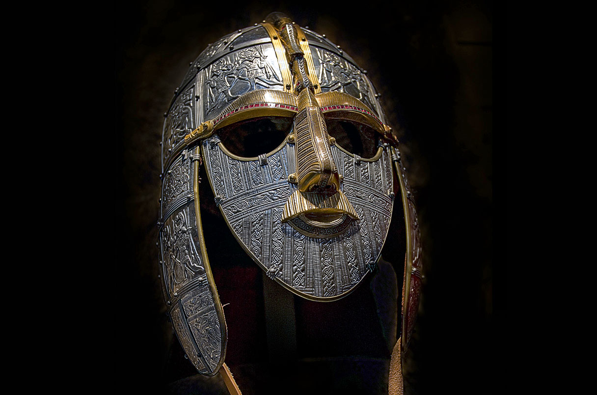 六世紀晚期的薩頓胡墓葬頭盔複製品，具有盎格魯撒克遜風格。