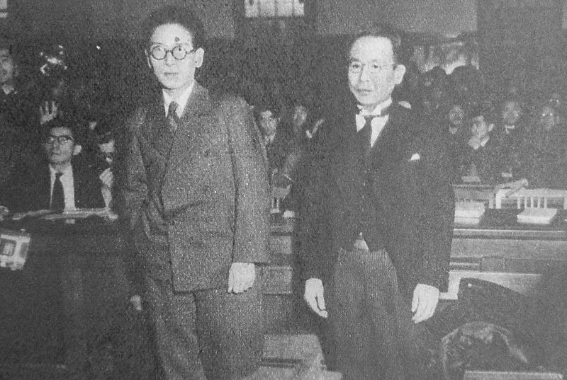 1952年，日本譯者伊藤整（左）跟出版商小山久二郎，因為引進《查泰萊夫人的情人》而受審，最後兩人都被認定有罪，判處罰金。