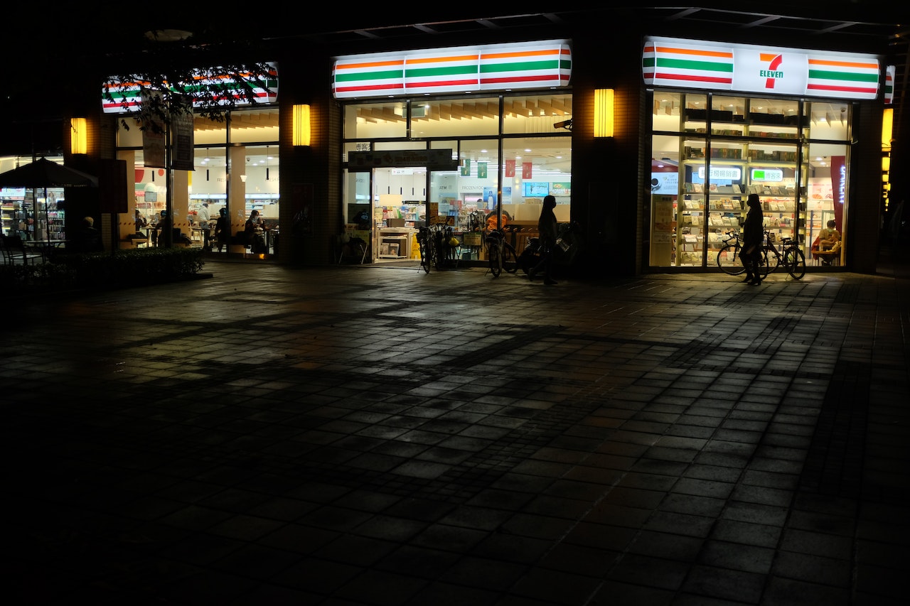 夜行者還必須處理後勤問題，雖然台灣充斥著24小時營業的超商或量販店，但在歐美地區卻相對少見。
