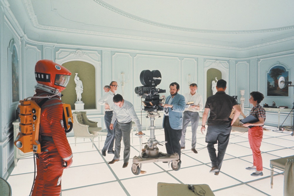 在《2001太空漫遊》拍攝現場的庫柏力克。