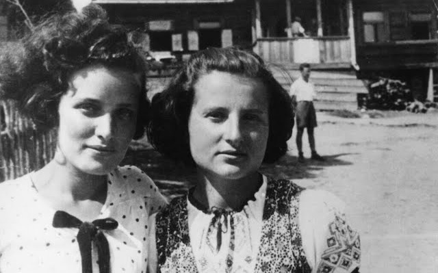 1938年，Gusta Davidson（左）和Minka Liebeskind（右）在Akiva夏令營，兩人都成為猶太地下戰士的成員。