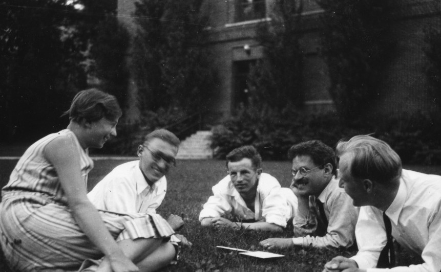 1930年，Maria Goeppert-Mayer（圖左）與Joseph Mayer、Robert Atkinson、Paul Ehrenfest、Lars Onsager在密西根大學暑期學校。
