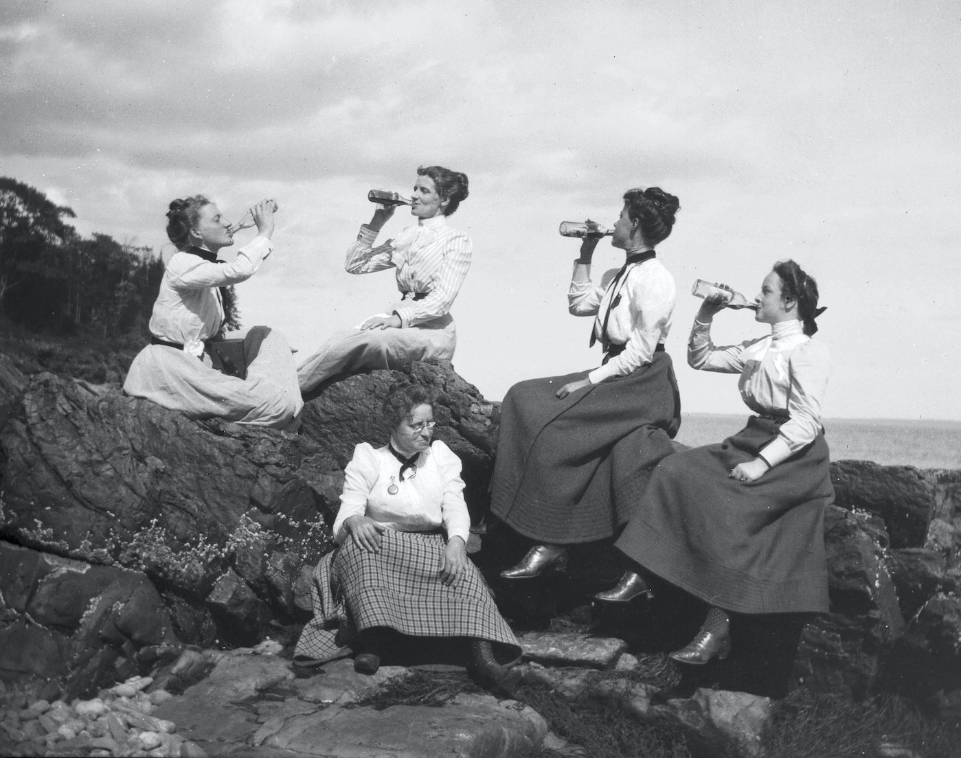 一百二十年前，緬因州女子Theresa Babb拍攝了一系列跟好友出遊的照片。許多淘氣的姿勢跟現在IG照片並無二致。