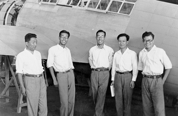 1937年，十二試艦上戰鬥機（後來的零式戰鬥機）設計團隊成員。中央站立者為堀越二郎。