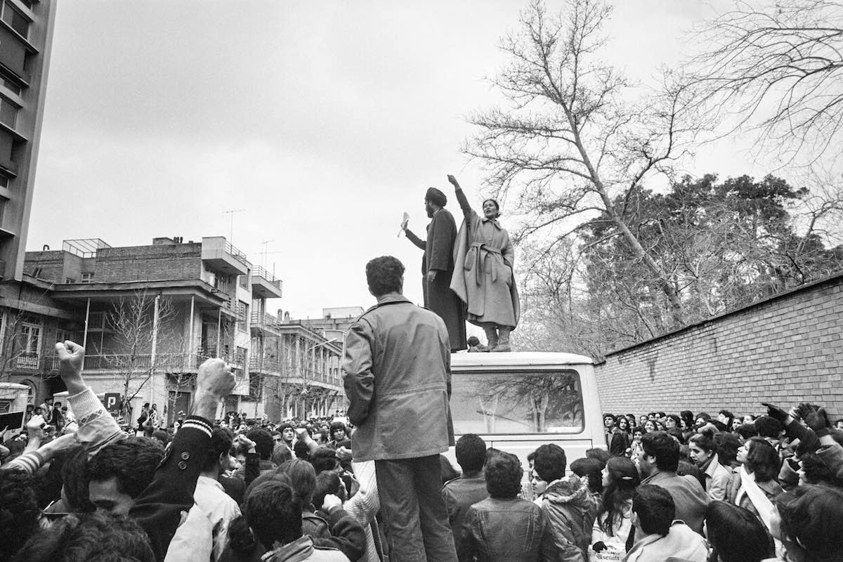 1979年，伊朗女性抗議強制頭巾政策的歷史檔案照。出處：The Flashbak 攝影師：Hengameh Golestan