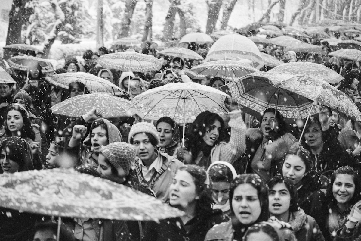 1979年，伊朗女性抗議強制頭巾政策的歷史檔案照。出處：The Flashbak 攝影師：Hengameh Golestan