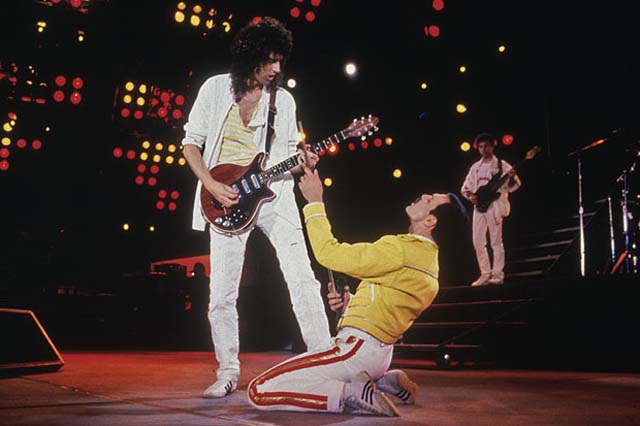 吉他手Brian May（左）與主唱Freddie Mercury（右）在舞台上互動。