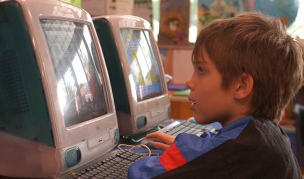 年幼的梅森使用著蘋果麥金塔電腦。具有時代代表性的「物」，也是導演在《年少時代》中拍攝的重點。