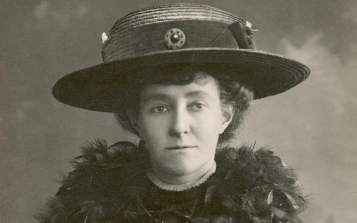 讓1912年以後英國女權運動終於獲得世人重視的關鍵人物愛蜜莉‧戴維森，她曾在牛津大學獲得學術榮譽，但當時大學卻不承認女性的學歷。之後她成為家庭教師，跟最前線的強硬派女權運動份子。